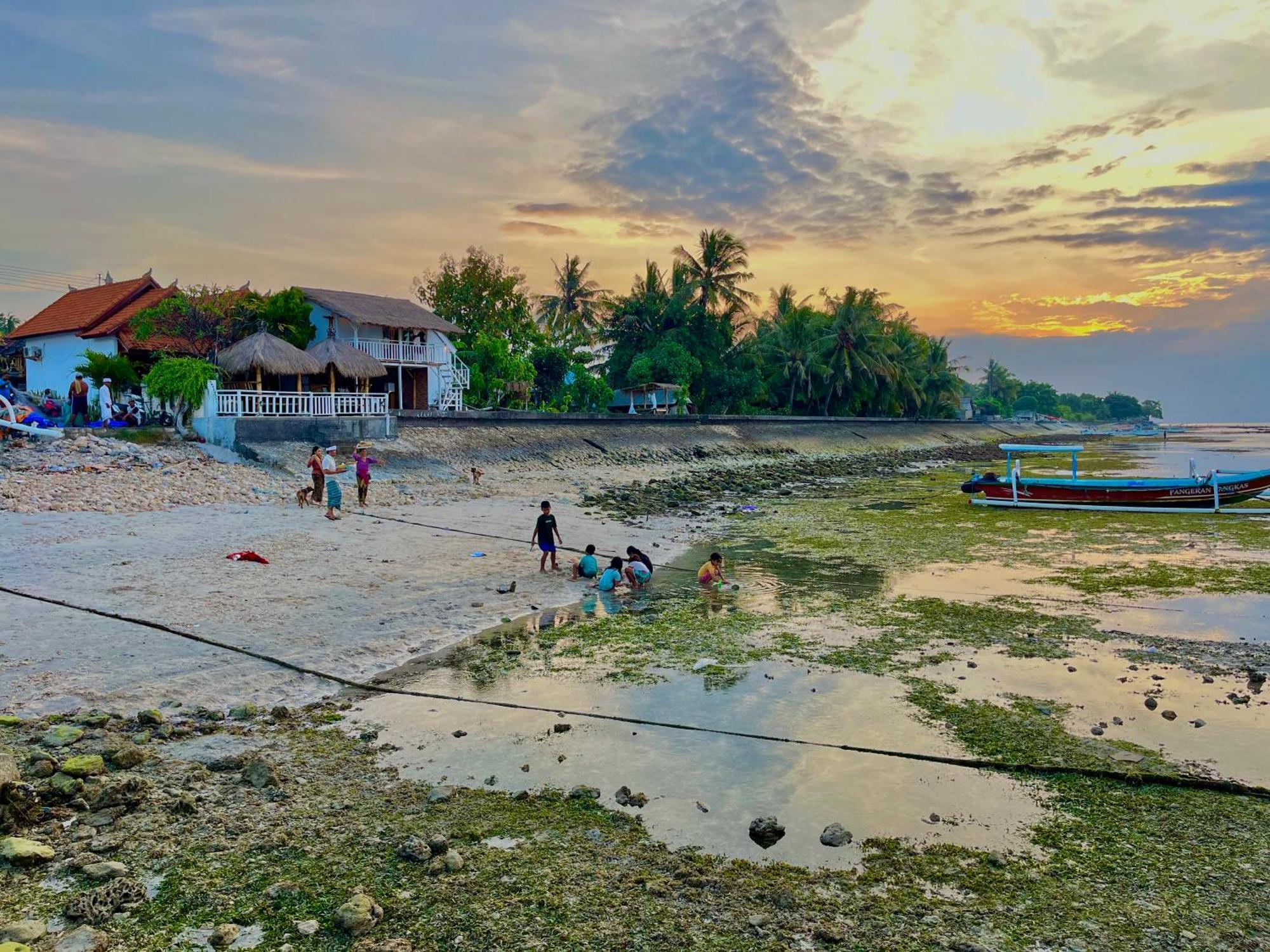 Coastal Inn Batununggul Exterior photo